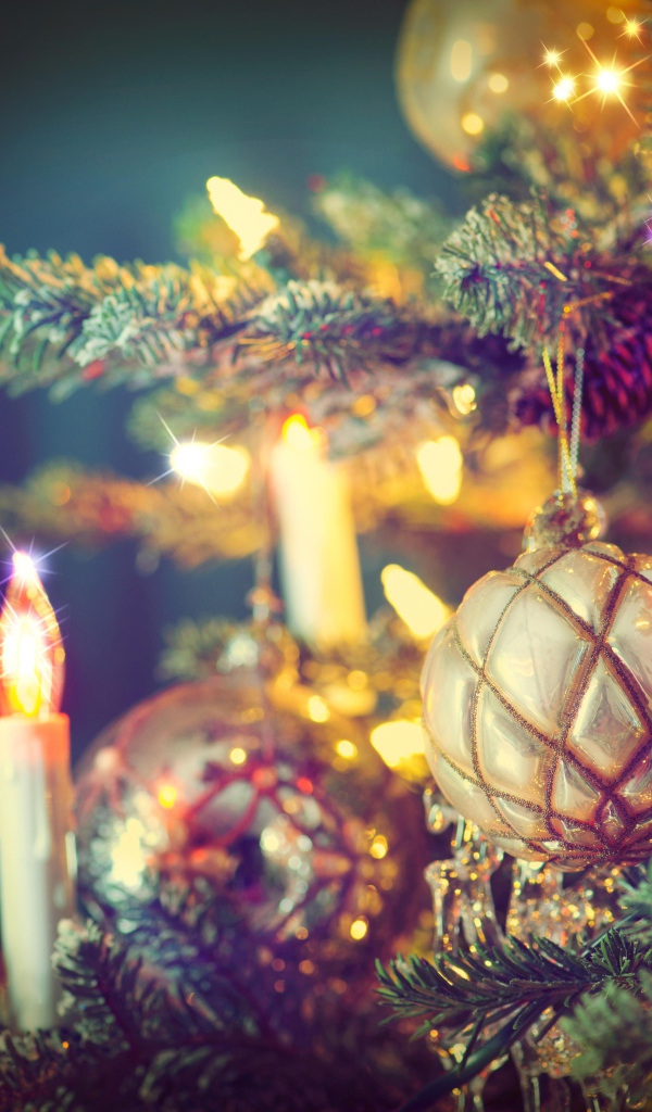 Блестящий новогодний шар на елке с гирляндами на новый год 2018