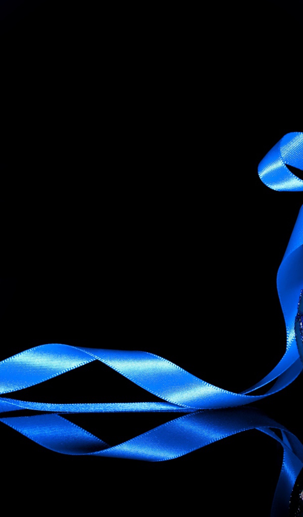 Красивый елочный шар с голубой лентой на черном фоне