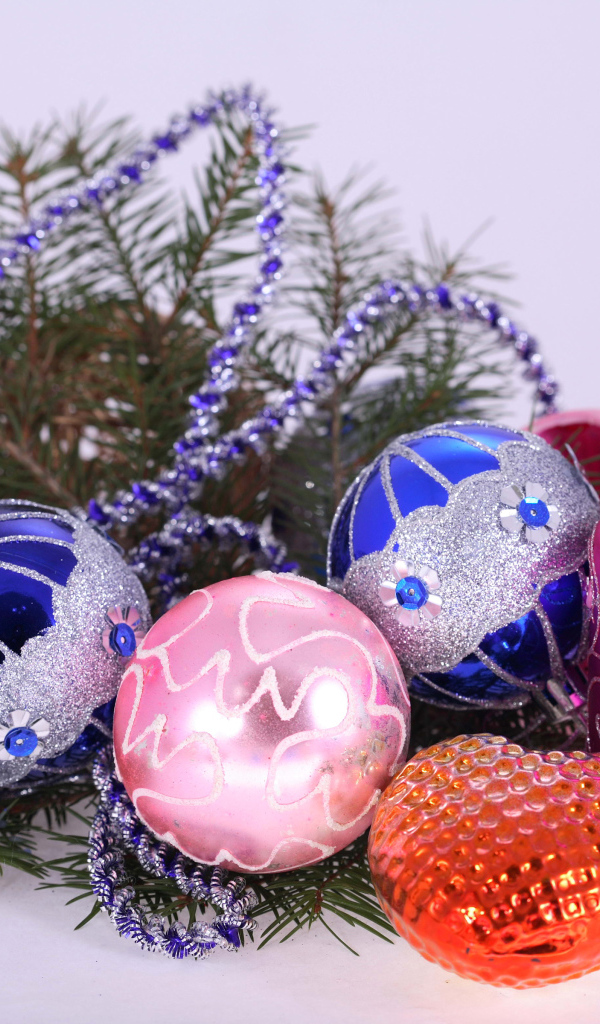 Красивые новогодние украшения с зеленой еловой веткой