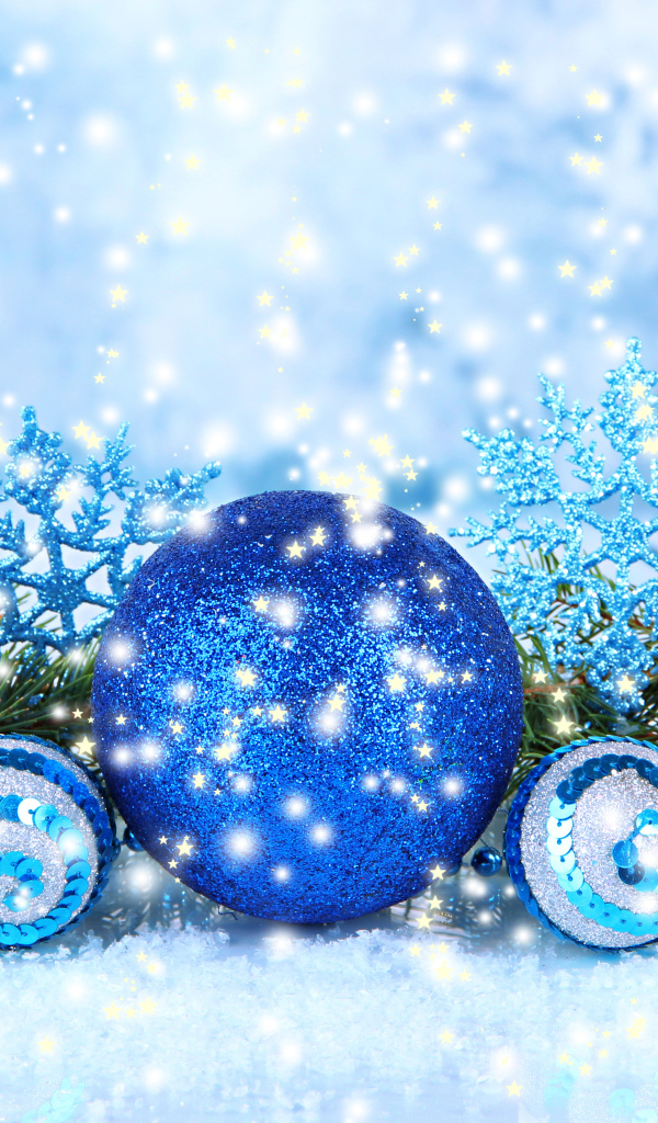 Яркие голубые шары и снежинки на Новый год 2018 и Рождество