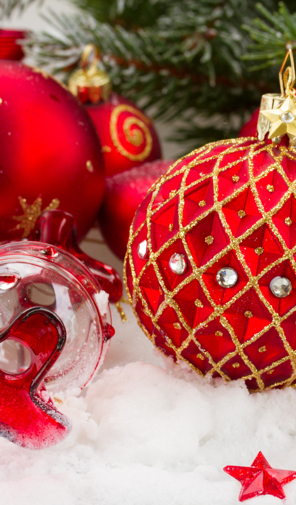 Яркие красные новогодние шары на елку