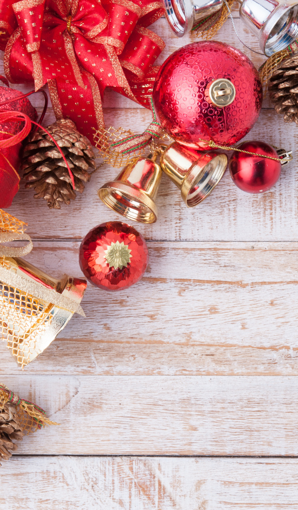 Новогодние украшения, колокольчики на деревяной доске. Фон для новогодней открытки