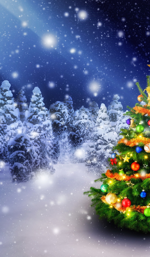 Наряженная елка в покрытом снегом лесу на новый год 2018