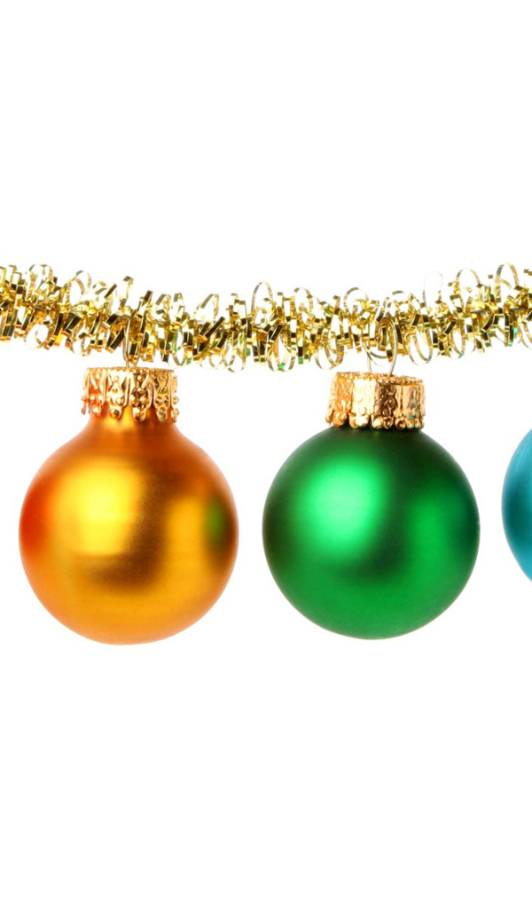 Разноцветные елочные шары на белом фоне