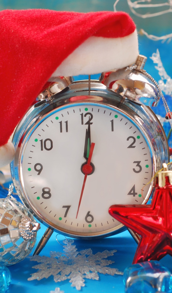Новогодний будильник показывает двенадцать