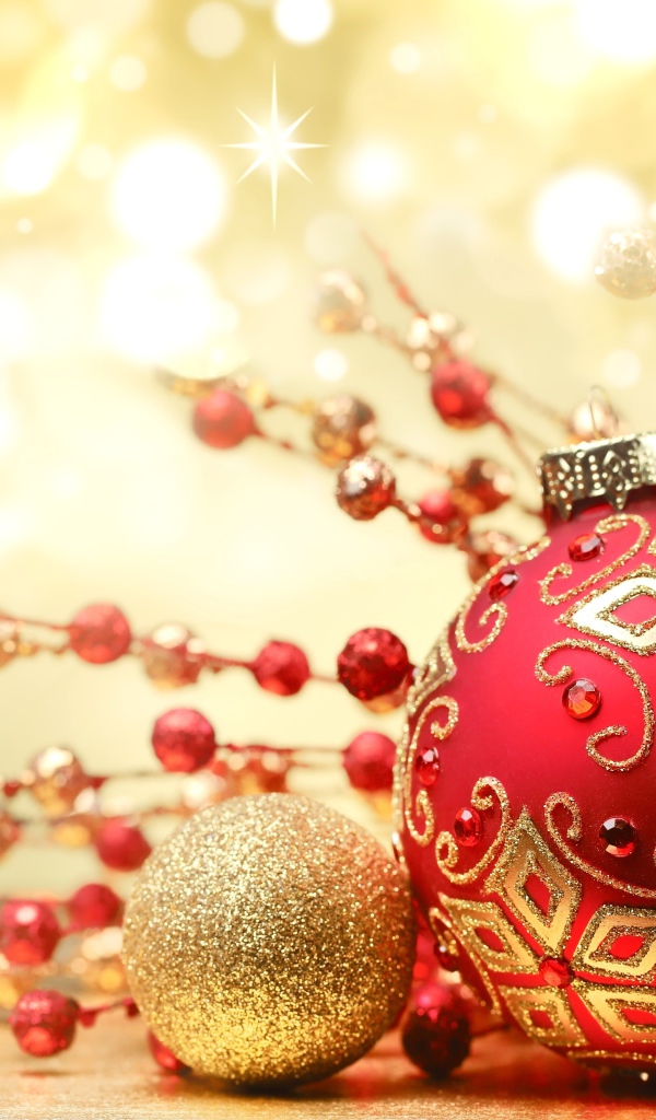 Красный елочный шар с украшениями для Нового года