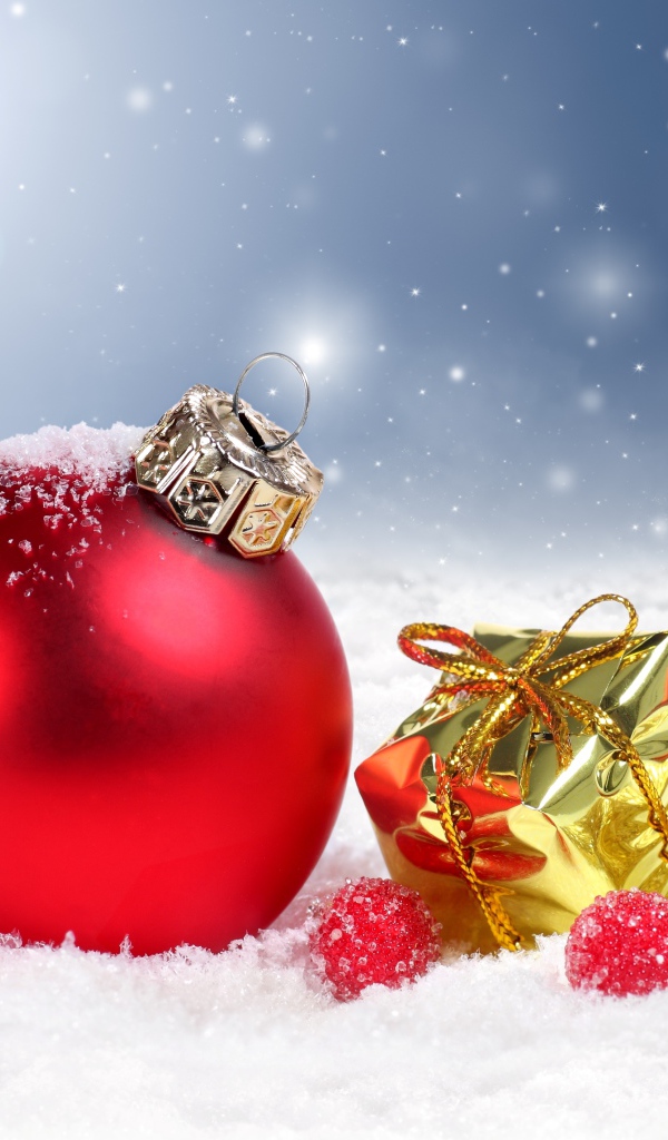 Красный елочный шар с маленькими подарками