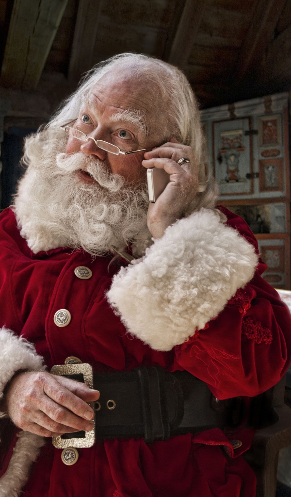 Санта Клаус разговаривает по мобильному телефону