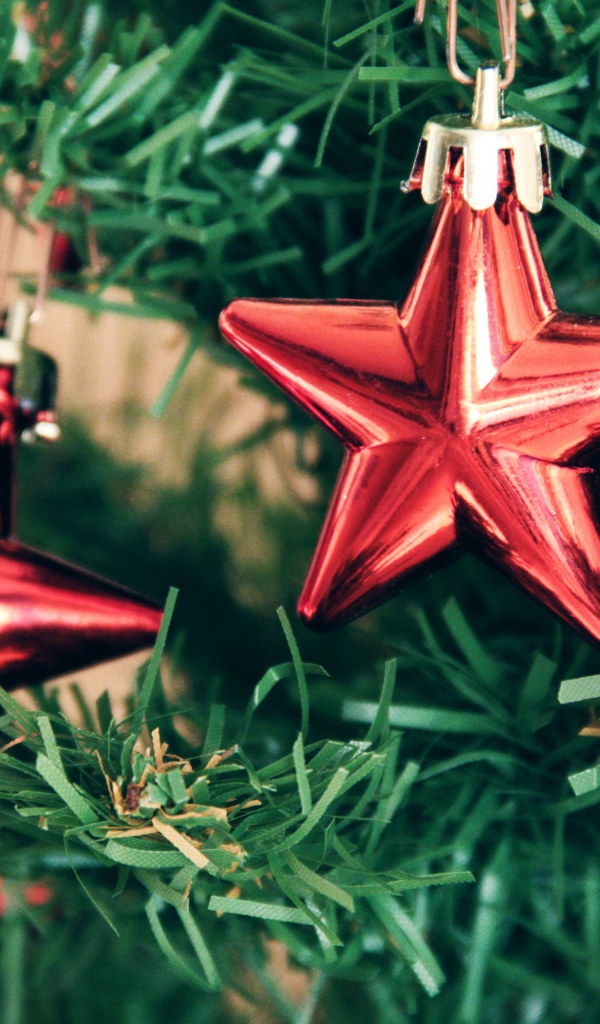 Две красные звезды на елке на Новый год, 2018