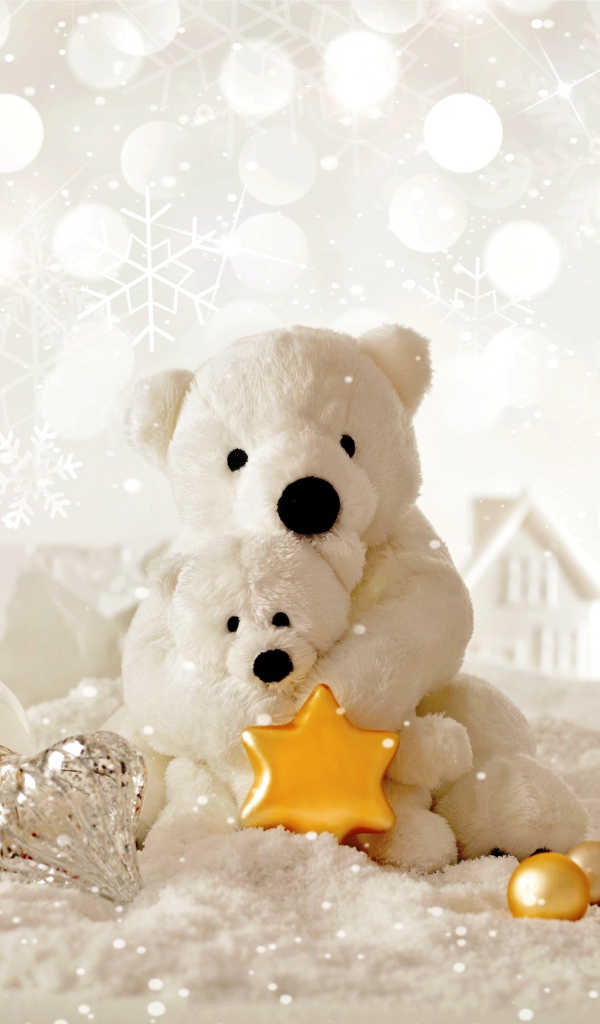 Две белых игрушечных медведя и елочные украшения на Новый год 2018