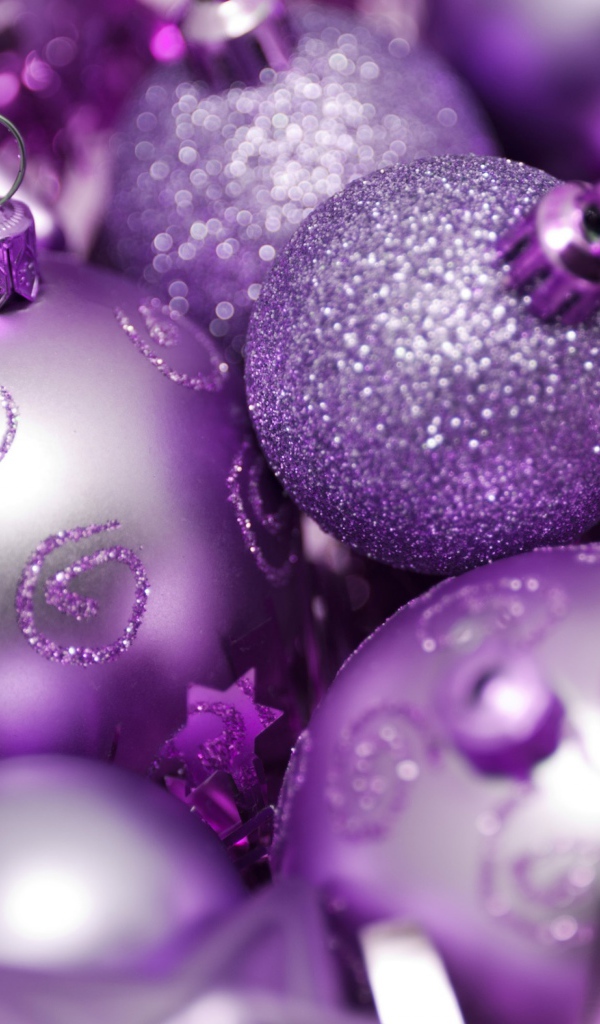Фиолетовые новогодние елочные шары
