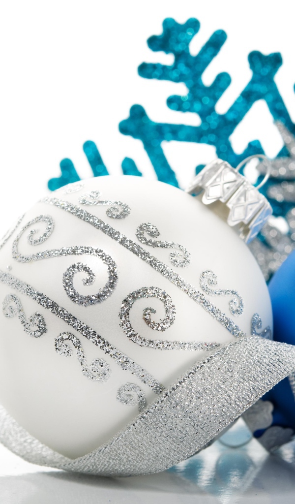 Белый и голубой елочные шары с яркой лентой на белом фоне
