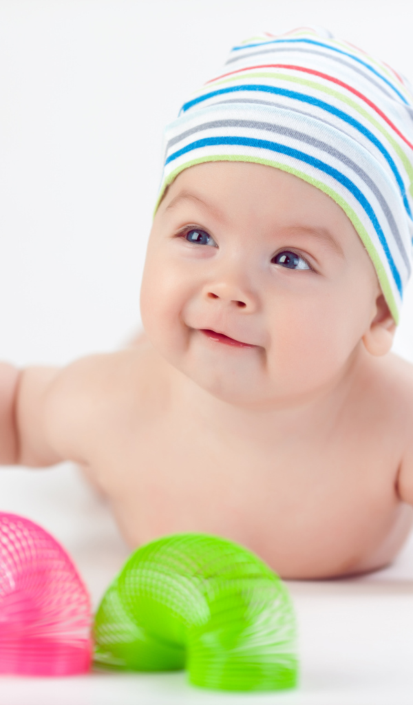 Грудной ребенок с разноцветными игрушками