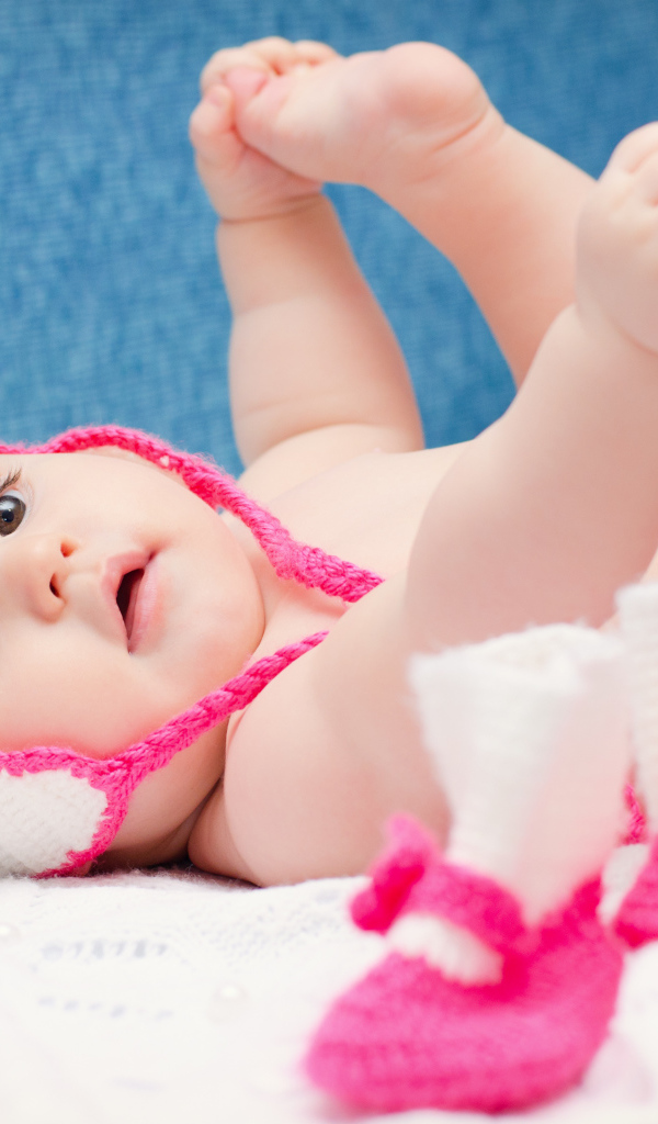 Милый грудной ребенок в вязаной шапке