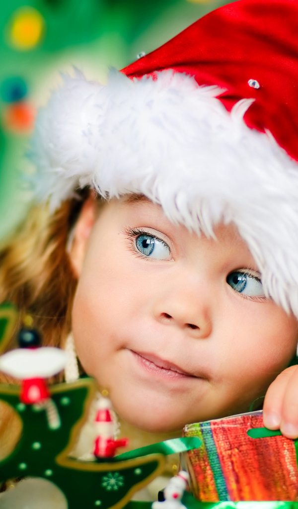 Милая маленькая девочка в шапке Санты