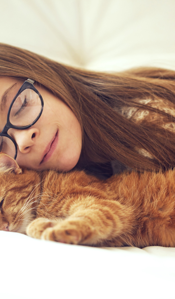 Девочка в очках спит с рыжим котом