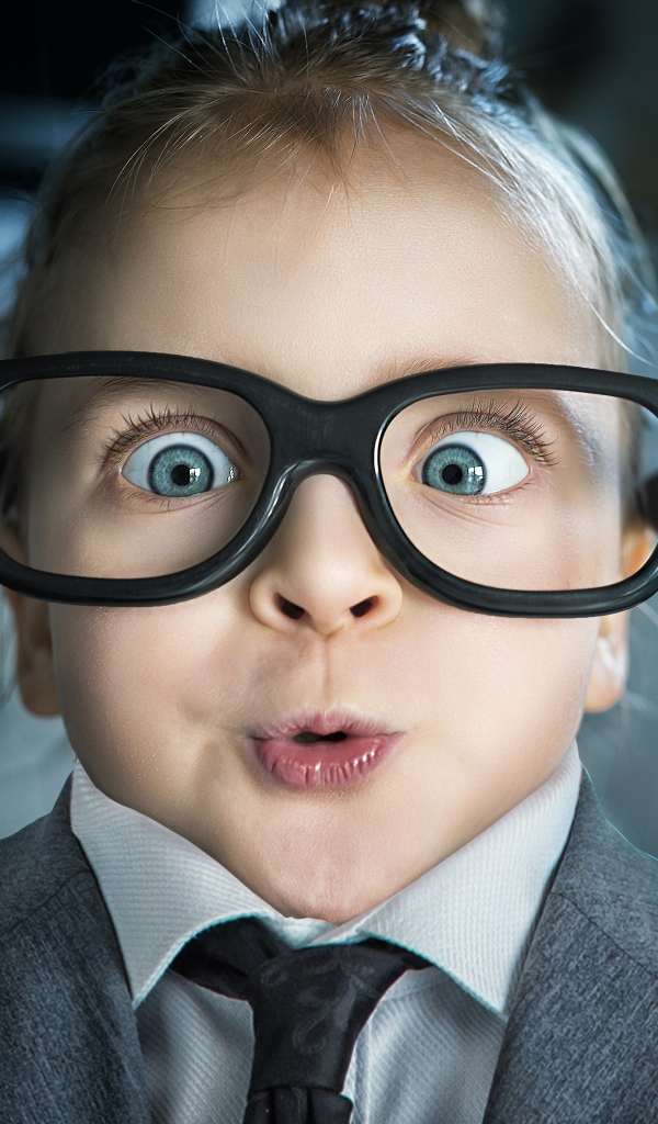 Девочка со смешными глазами в больших очках