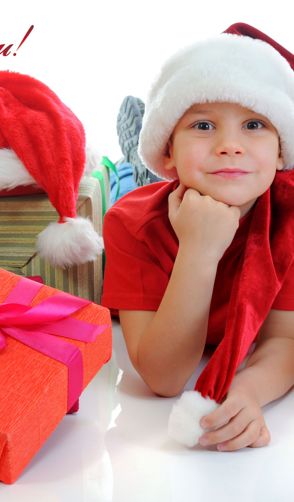 Маленький мальчик с большими подарками на Новый год 2018