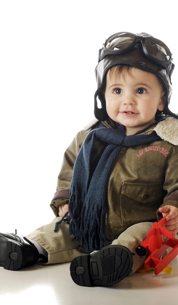 Маленький ребенок в костюме пилота 