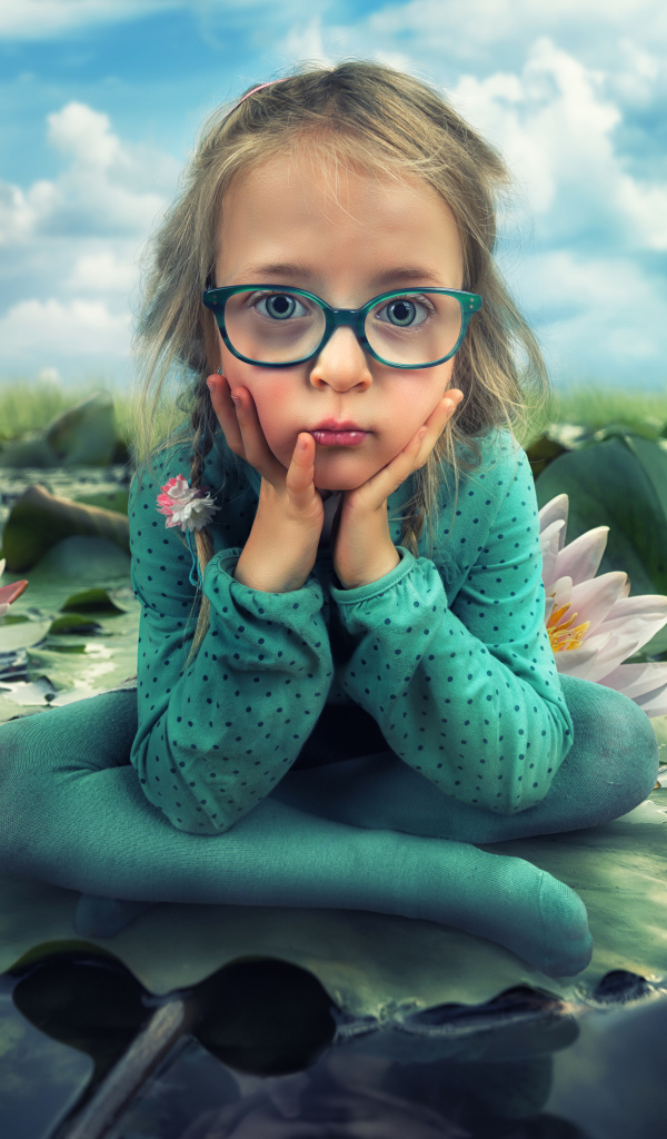 Маленькая девочка в зеленом костюме сидит на листе водяной лилии