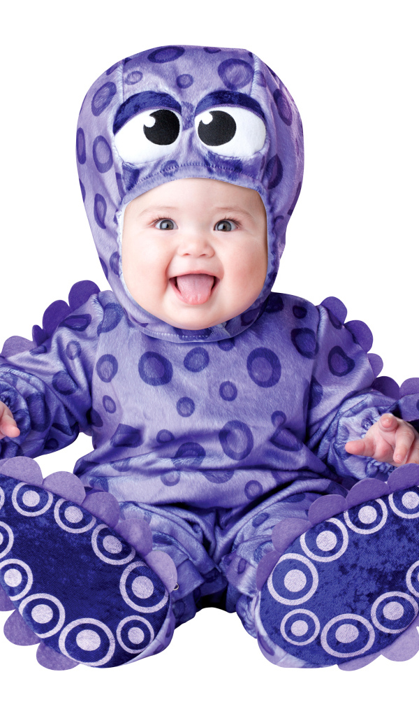 Маленький улыбающийся малыш в забавном костюме