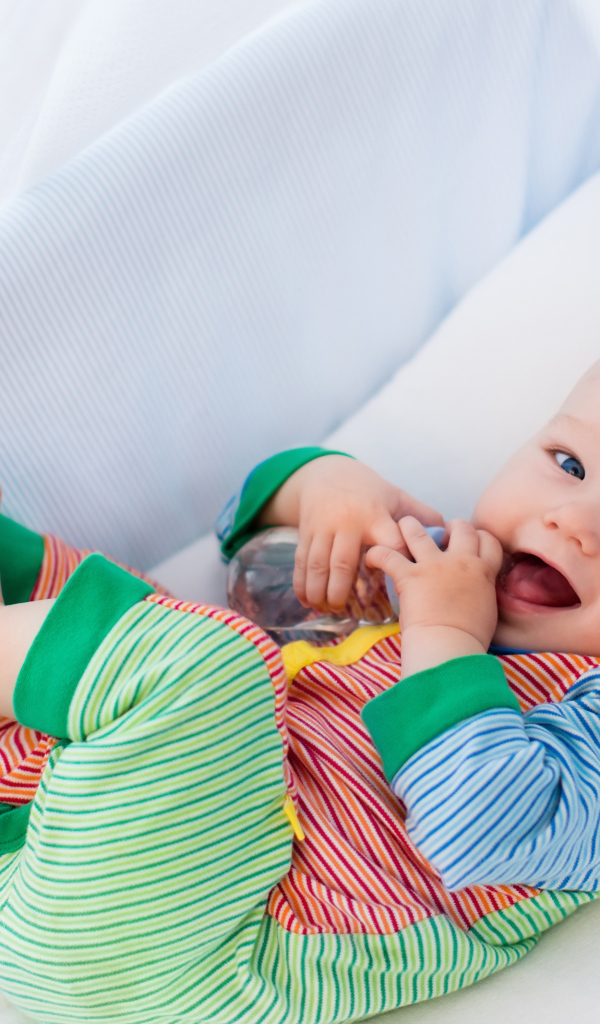 Маленький грудной ребенок в кроватке