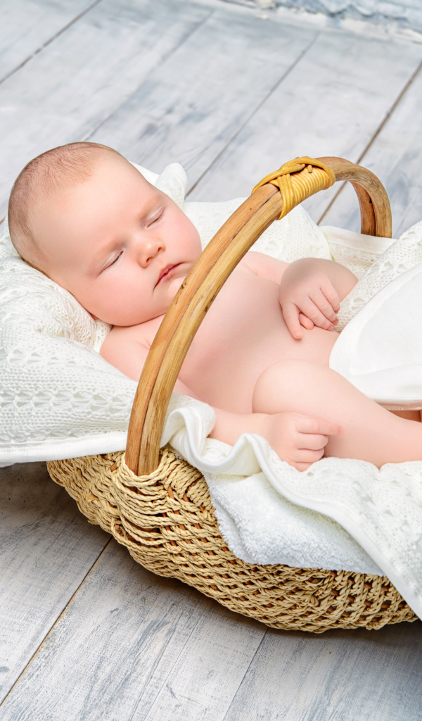 Маленький младенец спит в корзине