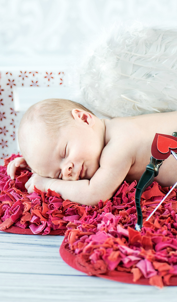 Маленький ребенок в костюме купидона