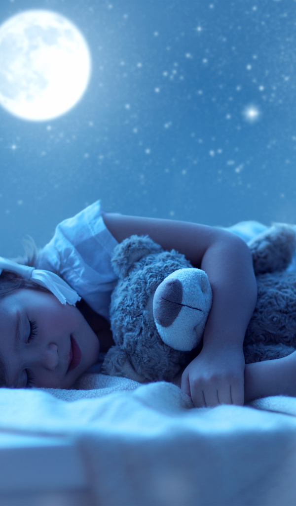 Маленький ребенок в пижаме спит с мягкой игрушкой на фоне луны