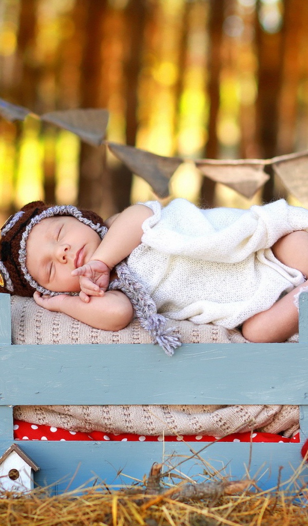 Маленький ребенок спит на природе 