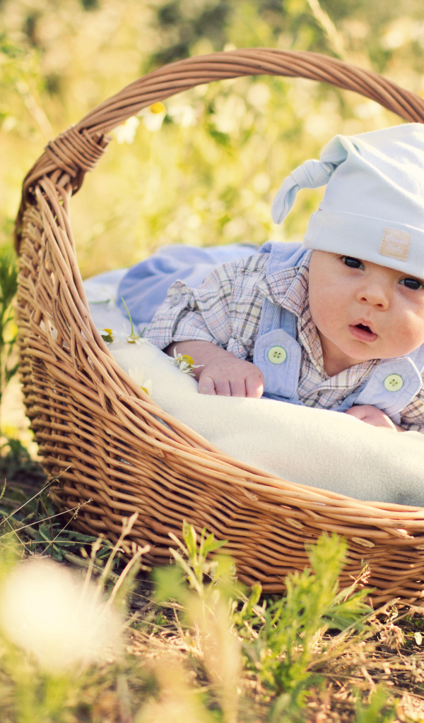 Маленький милый младенец лежит в корзине