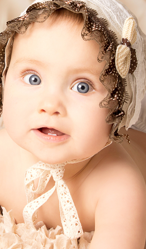 Красивая голубоглазая девочка в шапке