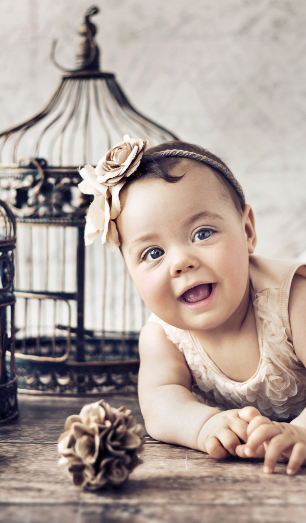 Красивая девочка с железными клетками для птиц