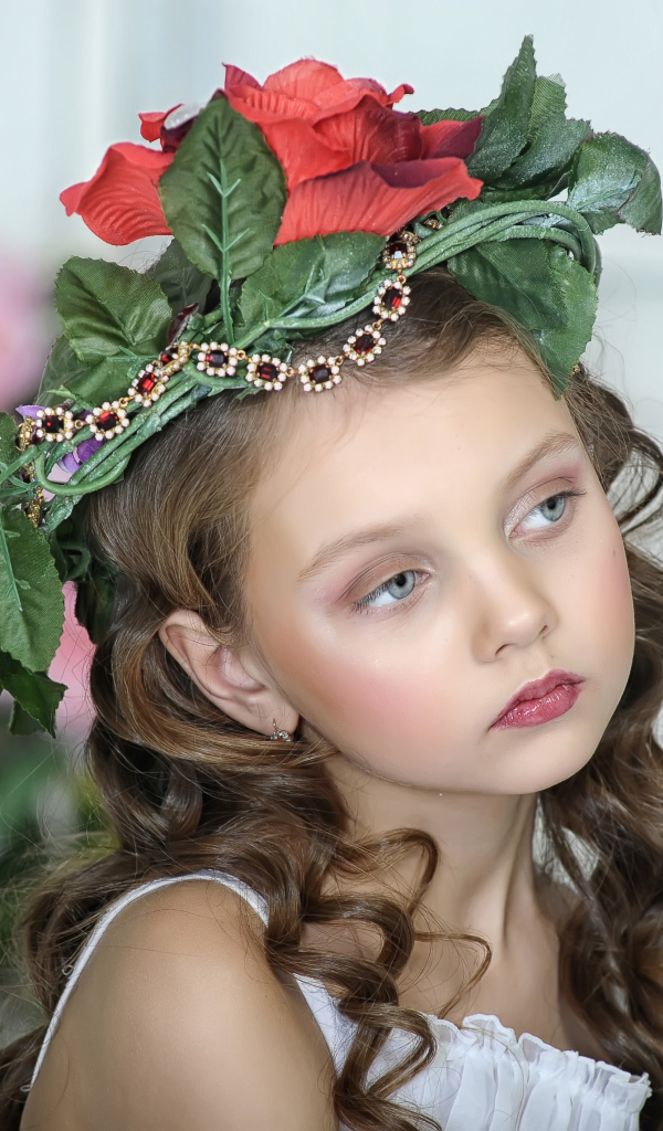 Красивая маленькая девочка с украшениями на голове