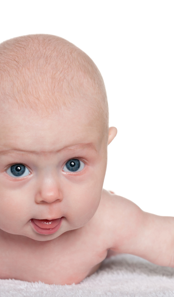 Голубоглазый малыш лежит на белом фоне