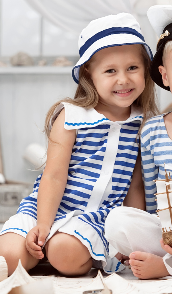 Мальчик и девочка в одежде стилизованной под морячков