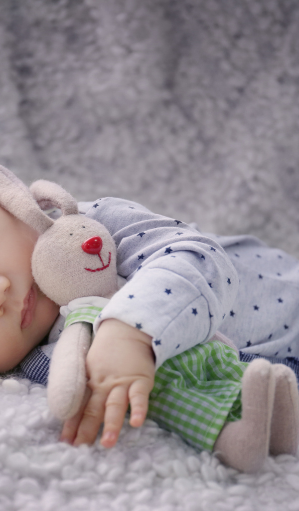 Милый спящий ребенок с игрушкой