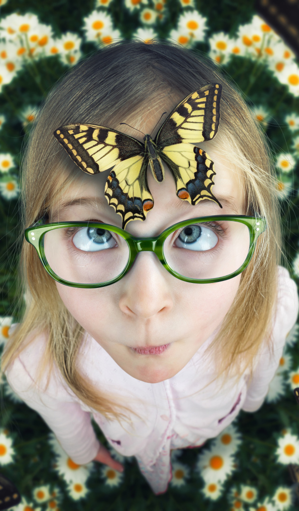 Забавная девочка в очках с бабочкой на голове