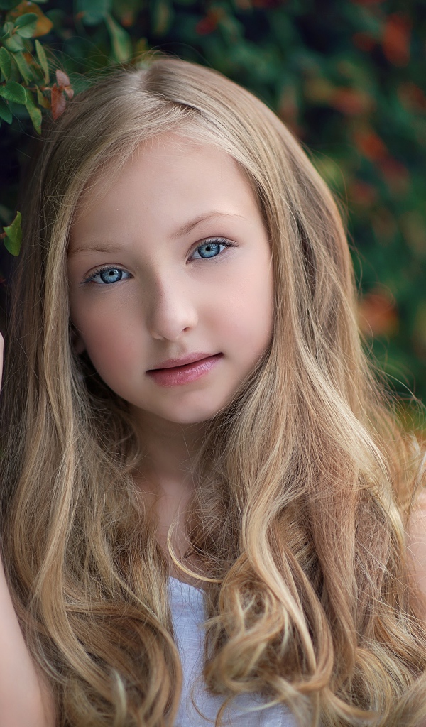 Нежная голубоглазая девочка блондинка