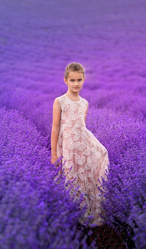 Девочка в красивом платье на лавандовом поле