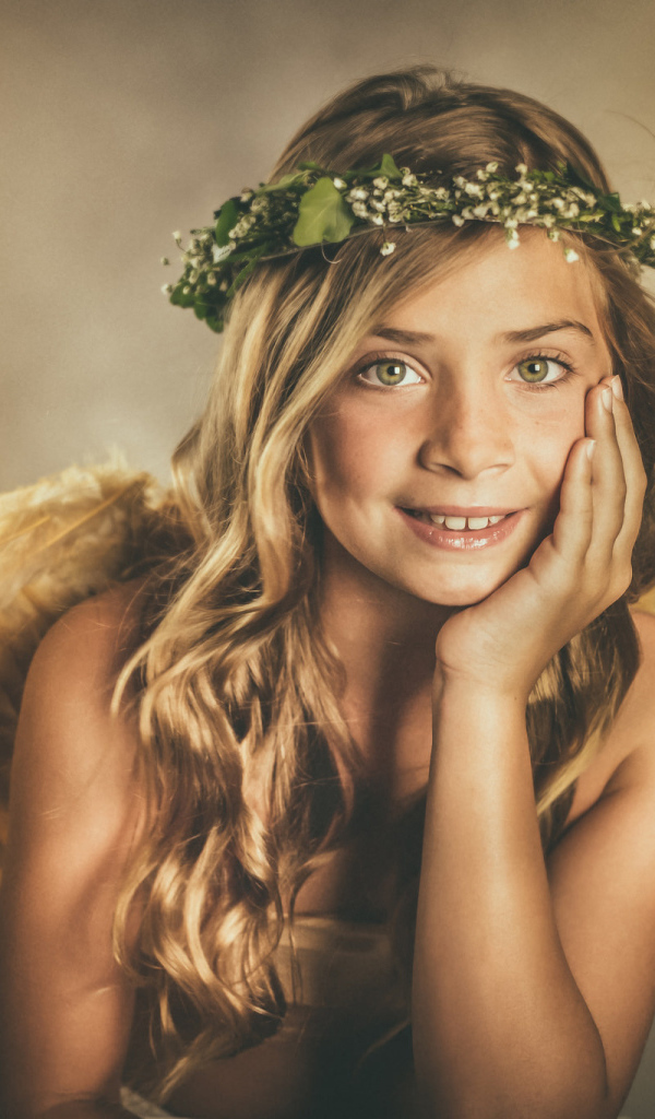 Зеленоглазая красивая девочка с крыльями ангела