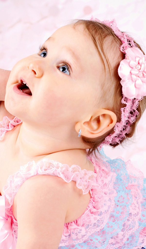 Заинтересованный взгляд маленькой девочки в красивом платье