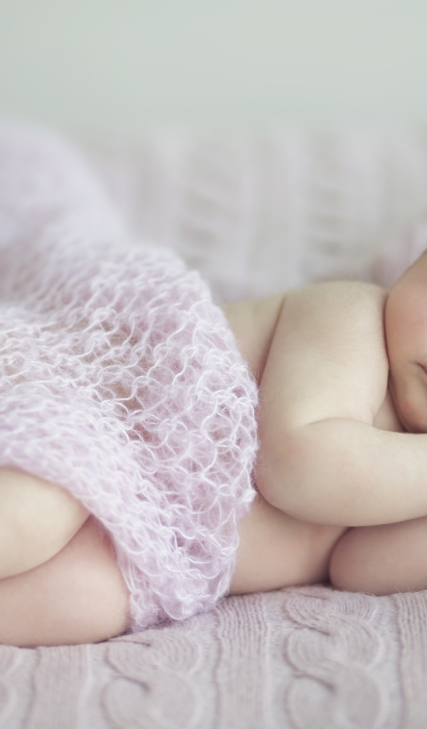 Маленький спящий младенец девочка 