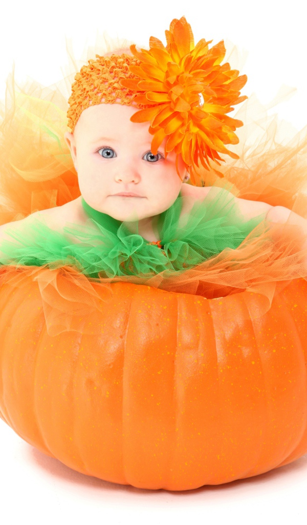 Маленькая красивая девочка с цветком на голове 