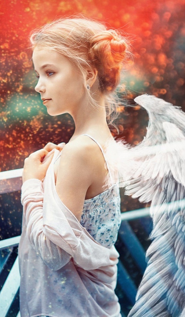 Маленькая красивая девочка с крыльями ангела