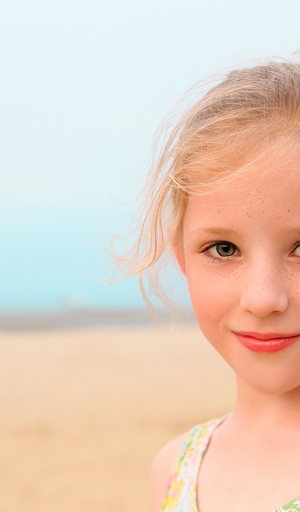 Маленькая красивая девочка с веснушками на лице