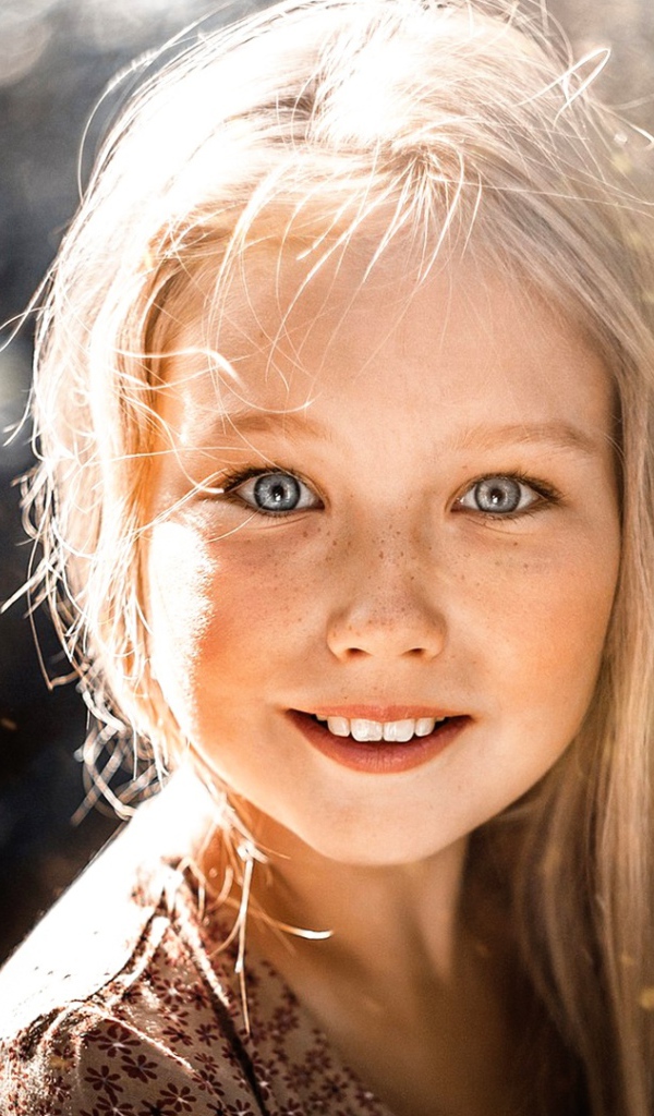 Маленькая светловолосая девочка с красивыми глазами 