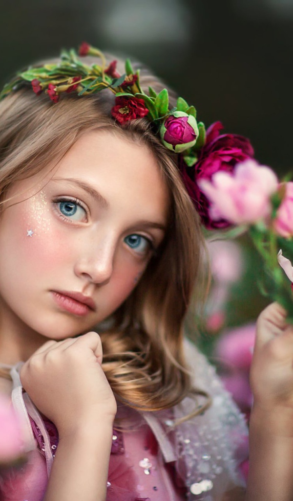 Маленькая голубоглазая девочка с цветами 