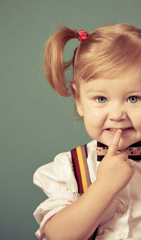 Маленькая голубоглазая девочка с хвостиками