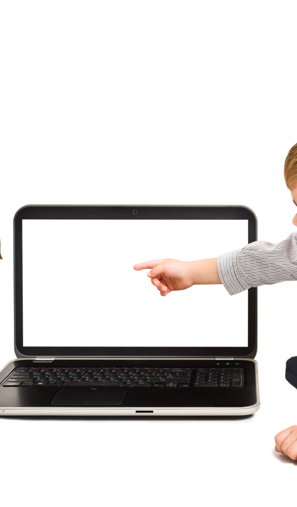 Маленький мальчик и щенок смотрят в экран ноутбука на белом фоне